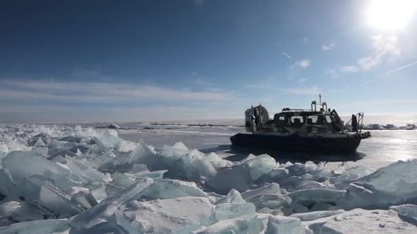 Jäädytetty Baikal-järvi ja laiva talvi — kuvapankkivideo