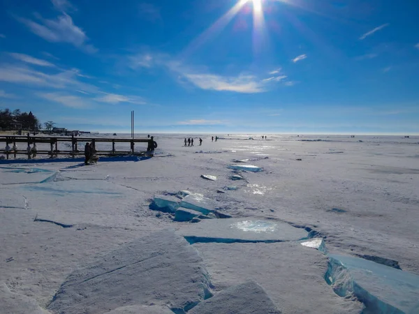 Πολύχρωμο πάγο το χειμώνα στη λίμνη Baikal το Φεβρουάριο Εικόνα Αρχείου