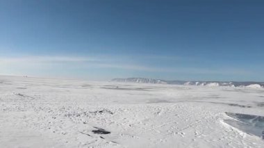 Baykal Gölü kışın donar