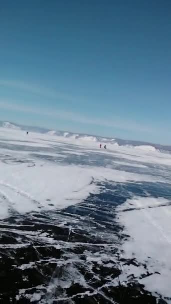 Зимой озеро Байкал замерзло — стоковое видео