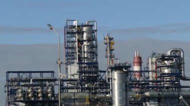 Kaotna-Moskova 'daki petrol rafinerisi çıplak gökyüzünün arka planına karşı