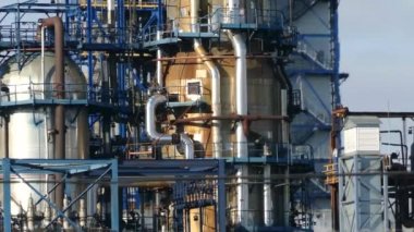 Kaotna-Moskova 'daki petrol rafinerisi çıplak gökyüzünün arka planına karşı