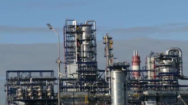 裸の空を背景にカオトナ・モスクワの石油精製所 — ストック動画