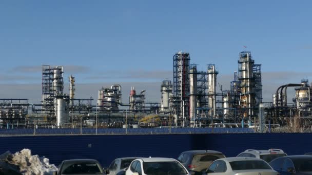 Refinería de petróleo en Kaotna-Moscú en el fondo del cielo desnudo — Vídeos de Stock