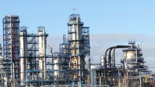 Нефтеперерабатывающий завод в Каотне-Москве на фоне открытого неба — стоковое видео
