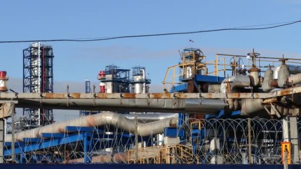 Refinería de petróleo en Kaotna-Moscú en el fondo del cielo desnudo — Vídeo de stock
