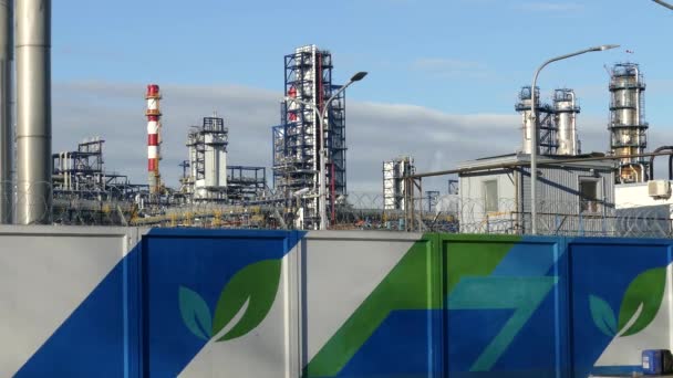 Refinería de petróleo en Kaotna-Moscú en el fondo del cielo desnudo — Vídeo de stock