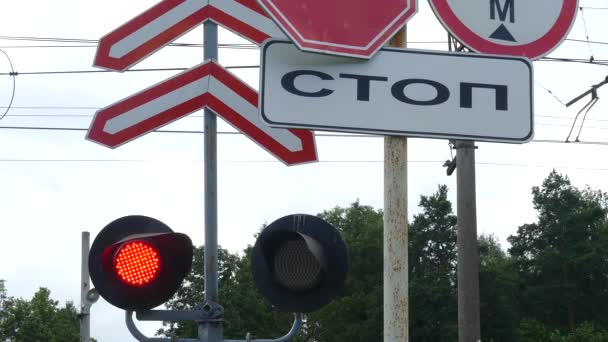 Железнодорожный переход с светофорами — стоковое видео