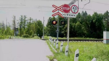 Tren yolu trafik ışıklarıyla kesişiyor.