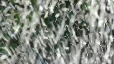 Yere düşen su damlaları