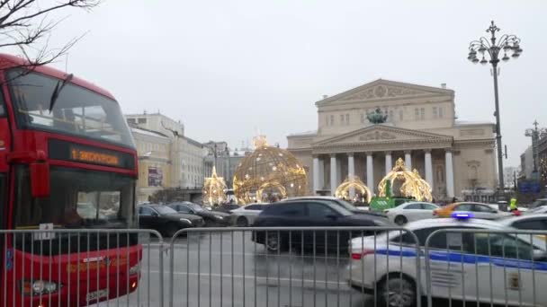 Stor teater i Moskva på vintern och auto — Stockvideo