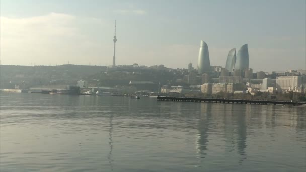 Черное море с видом на архитектуру Баку — стоковое видео