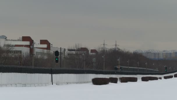 Metro buiten in een omheind gebied in winterdag — Stockvideo