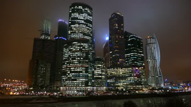 Business centrum van Moskou de stad bij nacht — Stockvideo