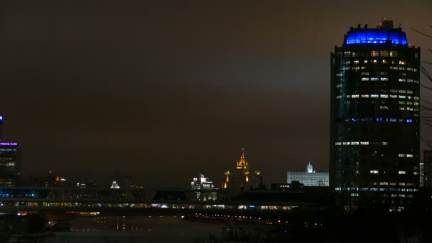 Nachtansicht des Geschäfts von Moskau in der Winternacht — Stockvideo