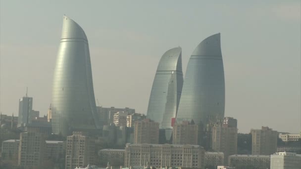 Panorama Baku para baixo com reflexão do mar 3 torres — Vídeo de Stock
