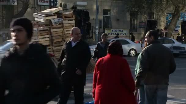 Mensen en auto's op de straten van Baku-Azerbeidzjan — Stockvideo
