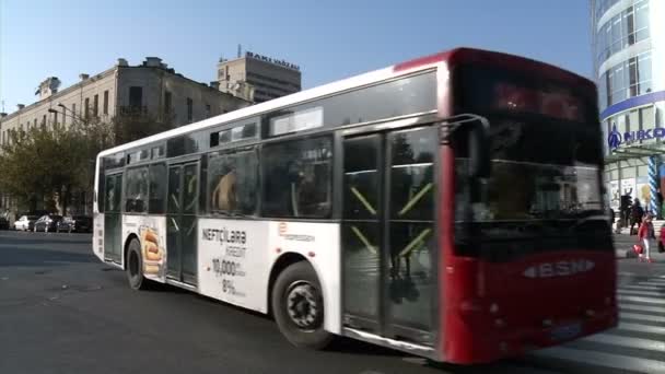 Autobuses y coches en las calles de Bakú Azerbaiyán — Vídeo de stock