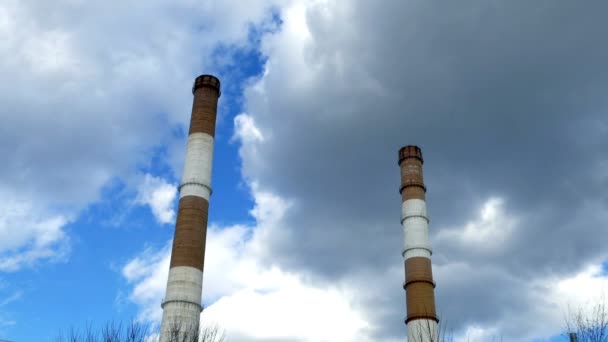 Duas plantas de aquecimento de tubos longos no fundo das nuvens — Vídeo de Stock