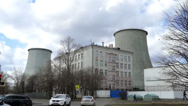 Twee pijp verwarmingsinstallatie op de achtergrond van het gebouw — Stockvideo