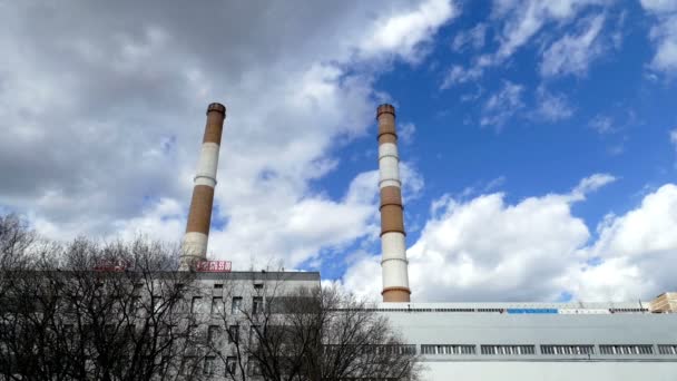 Dos plantas de calefacción de tuberías en el fondo del edificio y las nubes — Vídeos de Stock