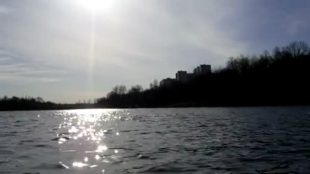 Spring Lake, ağaçlar, evler, dalgaların timelapse — Stok video