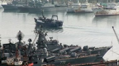 Koy ve gemilerin Vladivostok panoraması