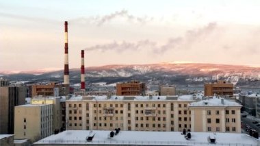 Borular ve tepeler ile Murmansk sanayi sabah manzara