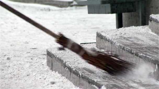 Janitor met een bezem reinigt de winter — Stockvideo