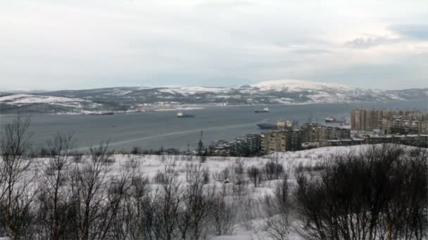 Baai in de buurt van de stad Moermansk en schepen — Stockvideo