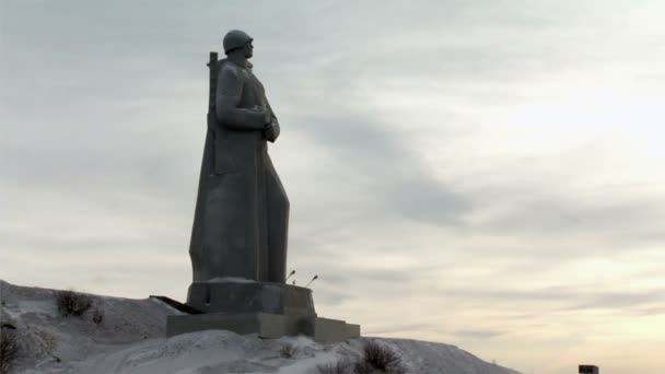 Murmansk città eroe - un monumento ai soldati sulla riva — Video Stock