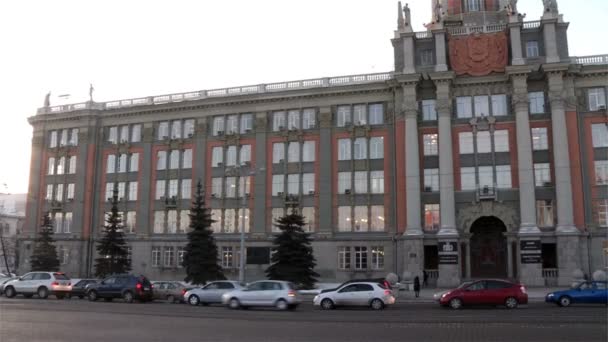 Ekaterinburg Gebäude der regionalen Duma Wortspiel rechts — Stockvideo
