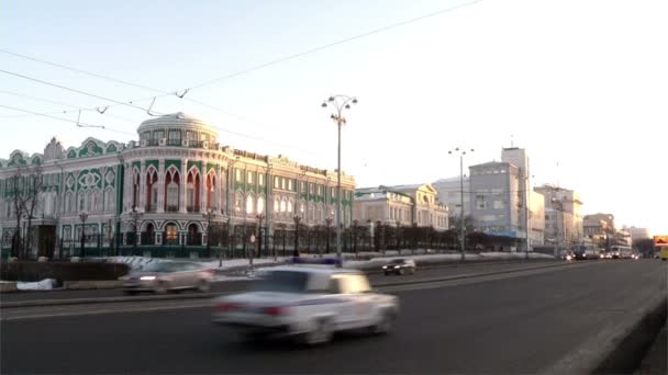 Ekaterinburg palácios antigos carros de rua — Vídeo de Stock