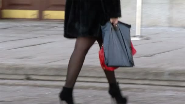 Female legs and University where he studied under Yeltsin — Stock Video