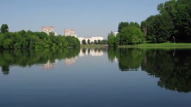 Spring Lac, arbres, maisons, ondulations, timelapse 