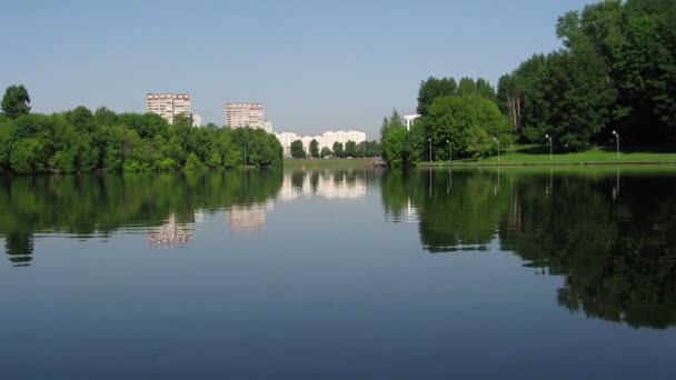 Lago di Primavera, alberi, case, increspature, timelapse — Video Stock