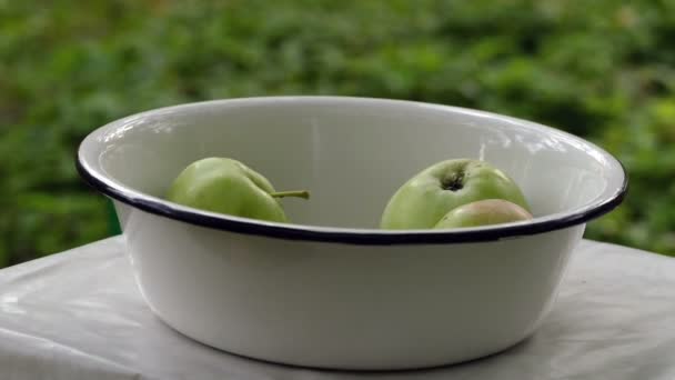 Äpfel fallen in die weiße Schale — Stockvideo