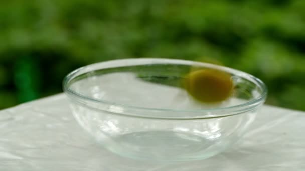 Лимоны падают в прозрачную миску — стоковое видео