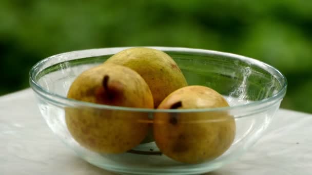 Pere che cadono in piatto trasparente su sfondo verde — Video Stock