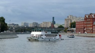 Birkaç bir geçen Moskova Nehri üzerinde gemi
