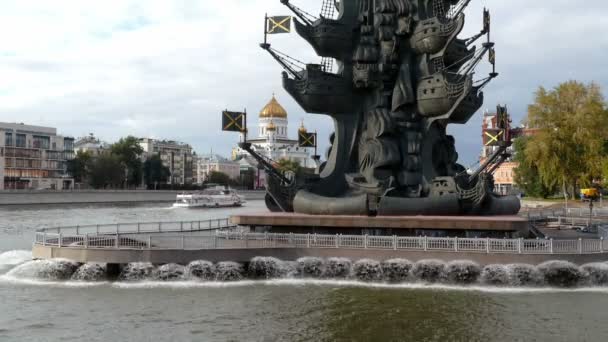 Het schip op de Moskou-rivier in de buurt van het Monument Peter 1 — Stockvideo