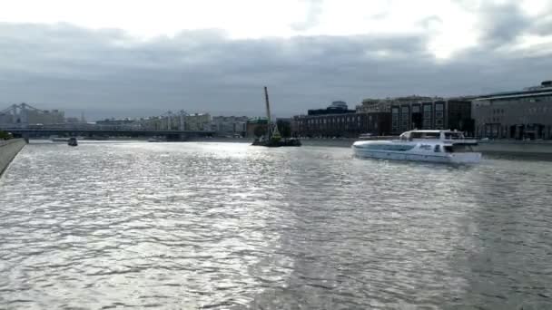 Barco de passagem no rio Moscou à noite contra o pano de fundo do guindaste do rio — Vídeo de Stock