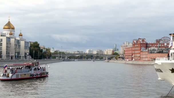 Das Schiff fährt auf dem Fluss der Sowjetischen Union Moskau — Stockvideo