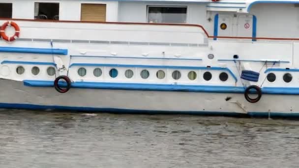 El barco flota en el agua grande — Vídeos de Stock