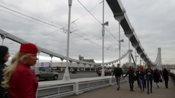 Pessoas caminhando ao longo da Ponte Krymsky, 2015 Setembro, Moscou — Vídeo de Stock