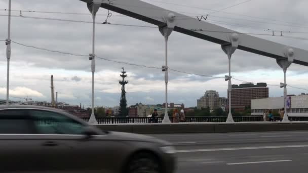 O movimento de carros na ponte da Crimeia, 2015 setembro, Moscou — Vídeo de Stock