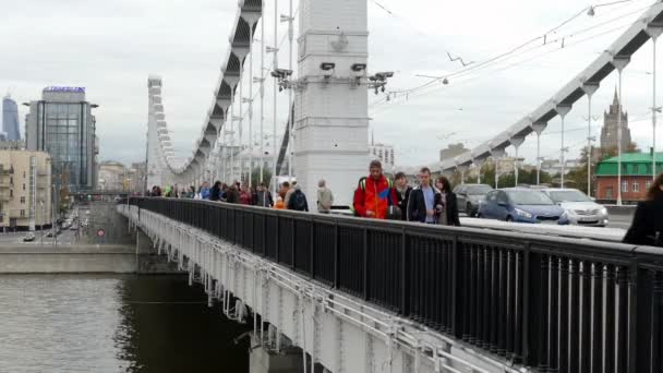 Krymsky köprü 2015 Eylül, Moskova yürüyüş insanlar — Stok video