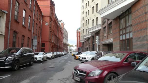 Rua com carros antigos e as altas paredes dos edifícios Yakimanka Setembro 2015, Moscou — Vídeo de Stock