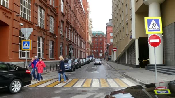 Rua com carros antigos e as altas paredes dos edifícios Yakimanka Setembro 2015, Moscou — Vídeo de Stock