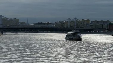 Moskova Nehri üzerinde akşam gemi